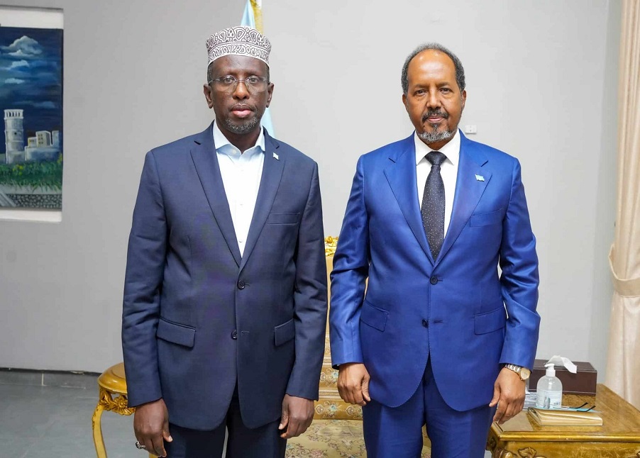 Madaxweyne Xasan She ekh iyo Shariif Sheekh Axmed.jpg
